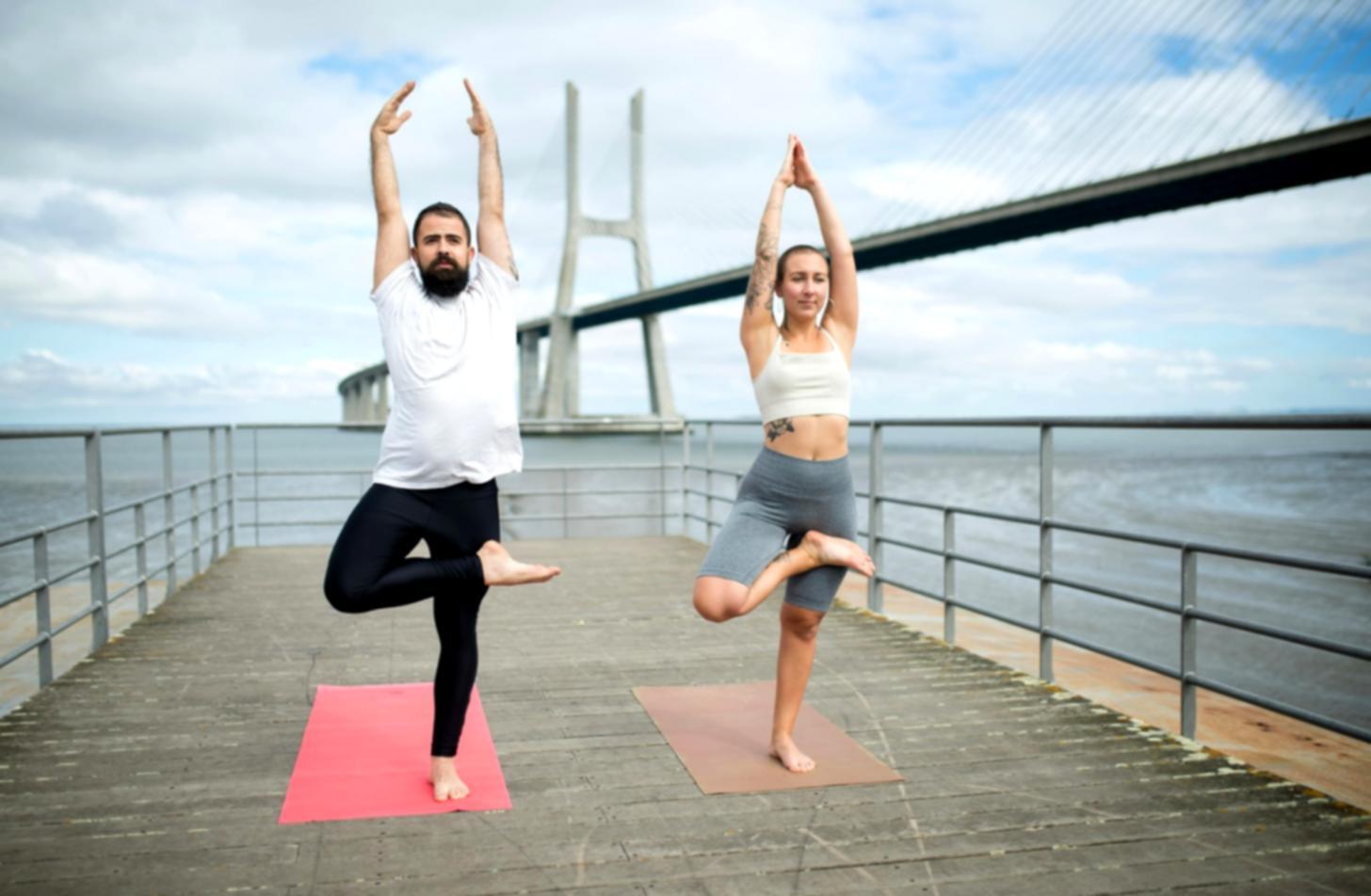 Sesión de yoga restaurativo en estudio tranquilo