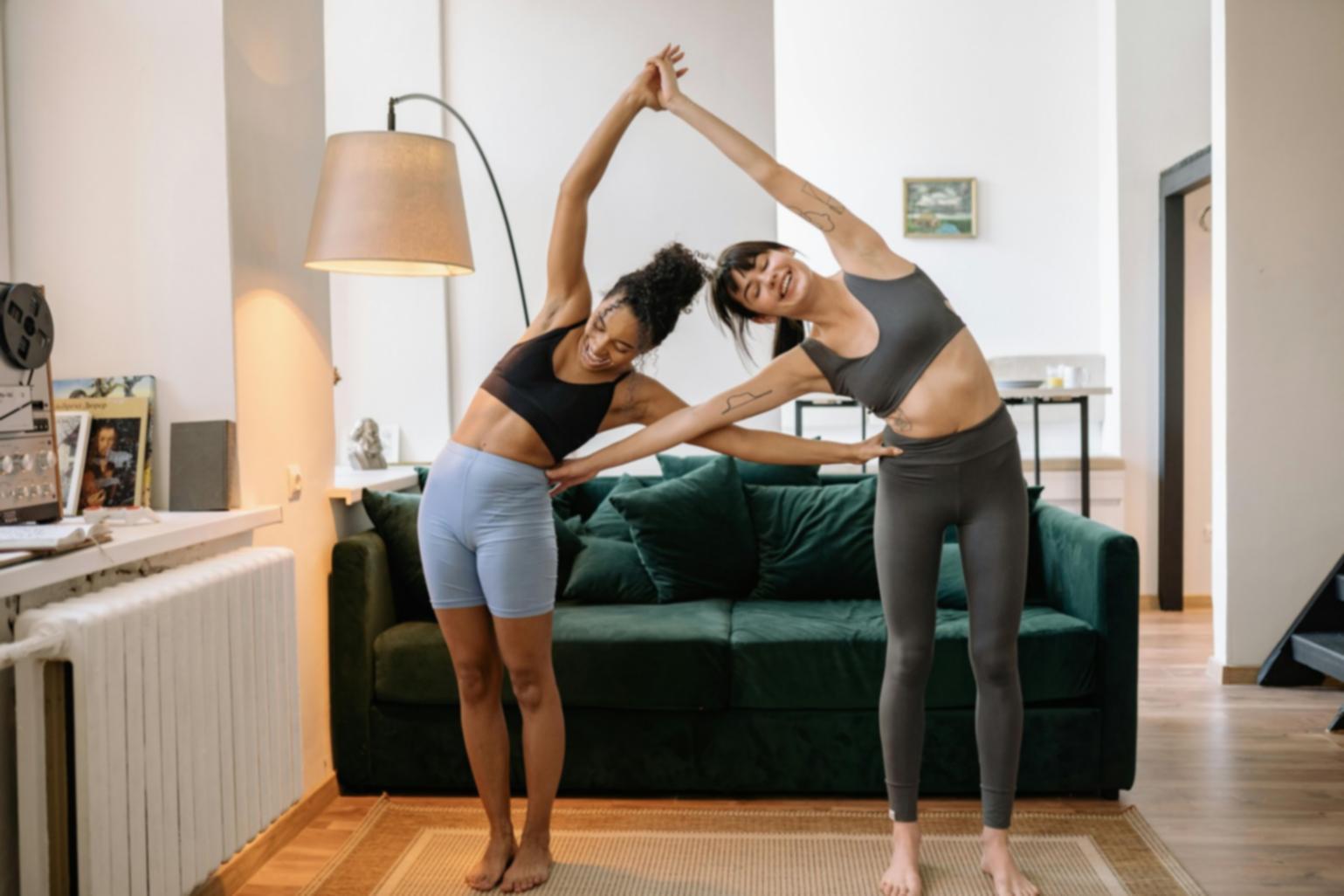 Práctica de yoga restaurativo en ambiente tranquilo